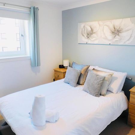 פאיסליי Beautiful 3 Bedroom Apt, Mins From Glasgow Airport, M8 & Sec מראה חיצוני תמונה