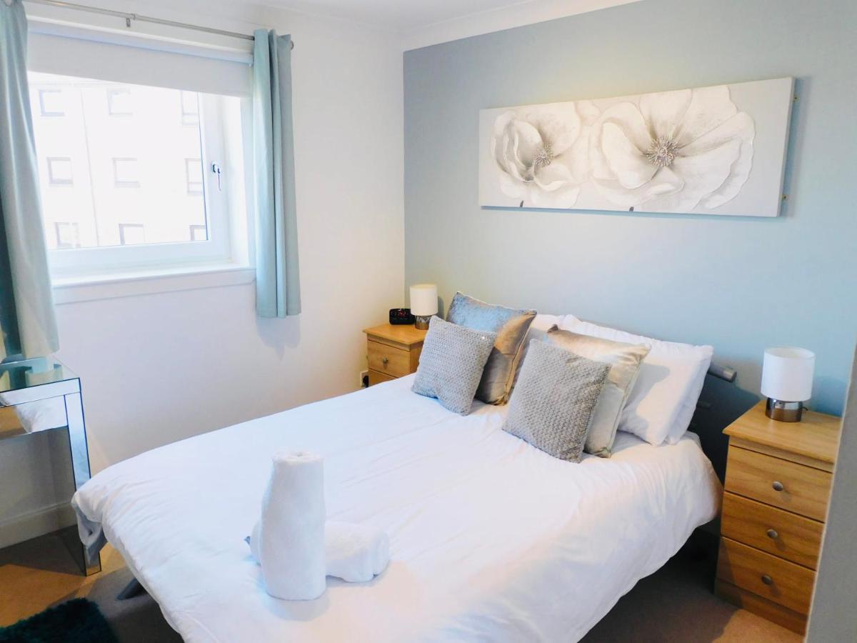 פאיסליי Beautiful 3 Bedroom Apt, Mins From Glasgow Airport, M8 & Sec מראה חיצוני תמונה