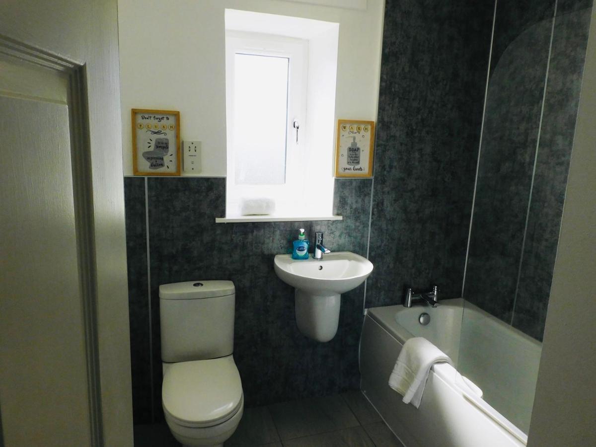 פאיסליי Beautiful 3 Bedroom Apt, Mins From Glasgow Airport, M8 & Sec מראה חיצוני תמונה